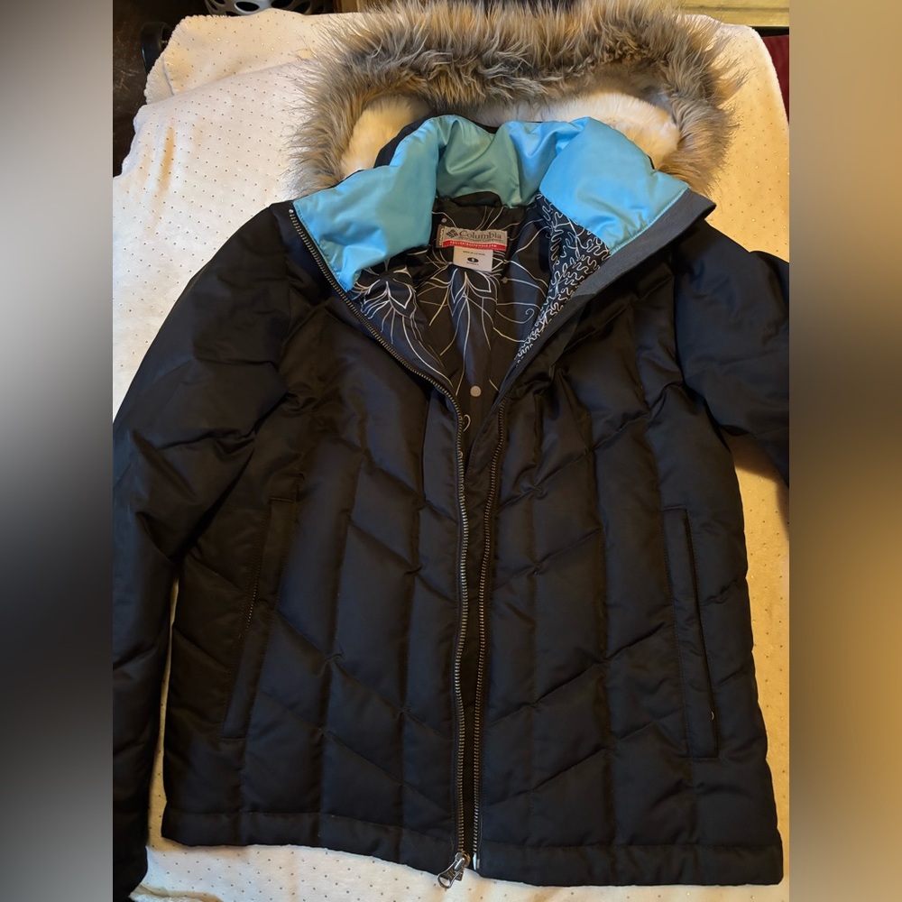 Columbia Women's Black and White Patterned snow Jacket size small
